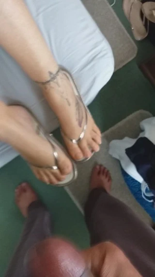 karısının ayakları üzerinde mastürbasyon