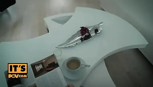 Bakış açısı - ateşli orta yaşlı seksi kadın Tina Kay yarak için götünü ve amını açıyor