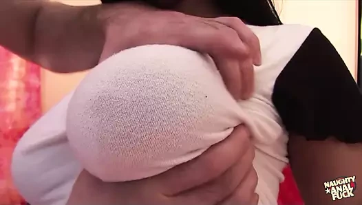 Bu esmer sürtük güzel bir çift büyük memeli ve mükemmel sakso becerilerine sahip