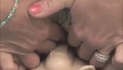 Bir sybian üzerinde oyuncak iki büyükanne.