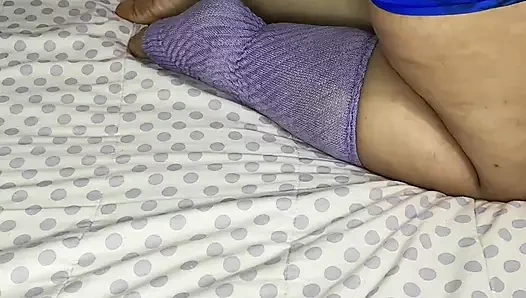 Büyük götlü üvey annemi yatakta taytla oynarken kaydediyorum