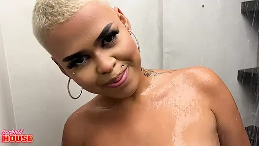 Kocası, Genç Karısının Kalın Penisli Bir Arkadaşıyla Seks Yapmasını Izlerken Boynuzlanıyor