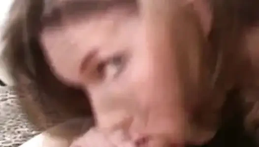 Devlyn'in derin gırtlak becerileri gösterisi