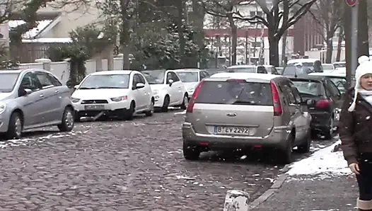 Alman sürtüğü yüzüne boşalana kadar sert sikiyor