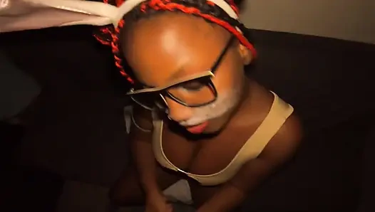 Paskalya tavşanı kulaklı asosyal zenci kadın oturma odası alanında ıslak yarak emiyor büyük göt hoe - jhodez1