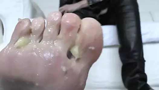 Yarak kafesinde, anal, ayak yemeği, bacaklar arasındaki yarak Bayan Victoria Valente'i sikiyor