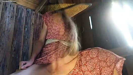 Annabel Miller: Ahşap üzerinde çıplak poz