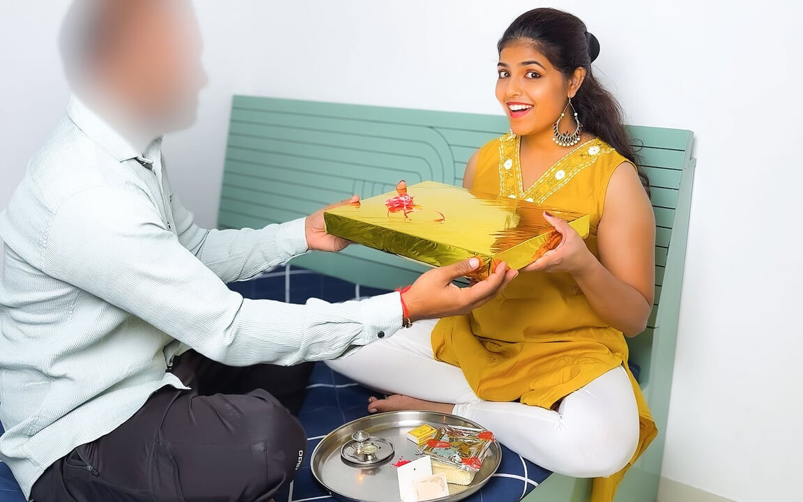 Komal bölüm 2 yaşlı üvey erkek kardeş bugün buraya rakhi bade bhai chhodi na chhode rahe rahe rahe raha'yı bağlamaya geldi