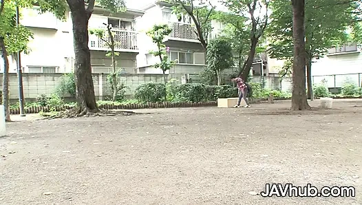 Şanslı adam parkta sikiş bebeğini buluyor ve onu eve götürüyor