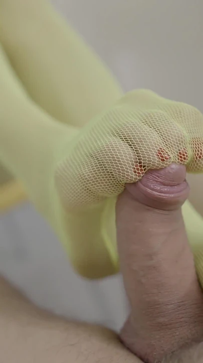 Tam vücutlu naylon çoraplı seksi sarışın orta yaşlı seksi kadın ateşli ayaklarıyla beni sikiyor!