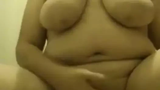 Echo masturbates ve tadı ona kendi kedi suyu