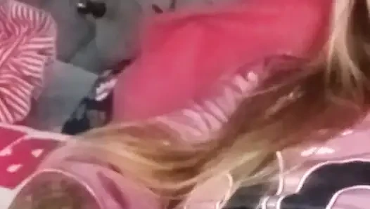 Yumruk sokma oyuncağı ile pembe ıslak görünüm