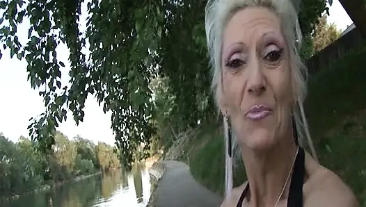 Olgun Fransız fahişe sert anal sikişten sonra döl yiyor