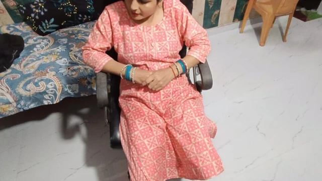 Красивая дези бхабхи сидит на стуле в ожидании своего мужа и шурин трахнул ее.