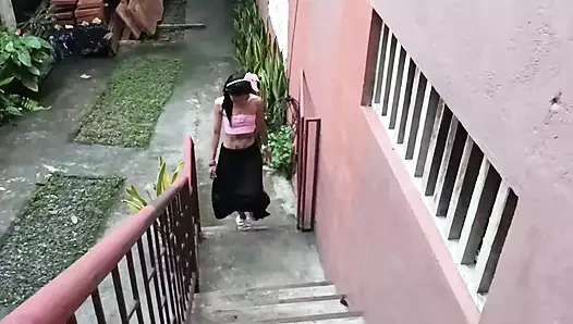 Kötü kız tekrar göt yalamaya çalışıyor ve önden ve arkadan sikiliyor