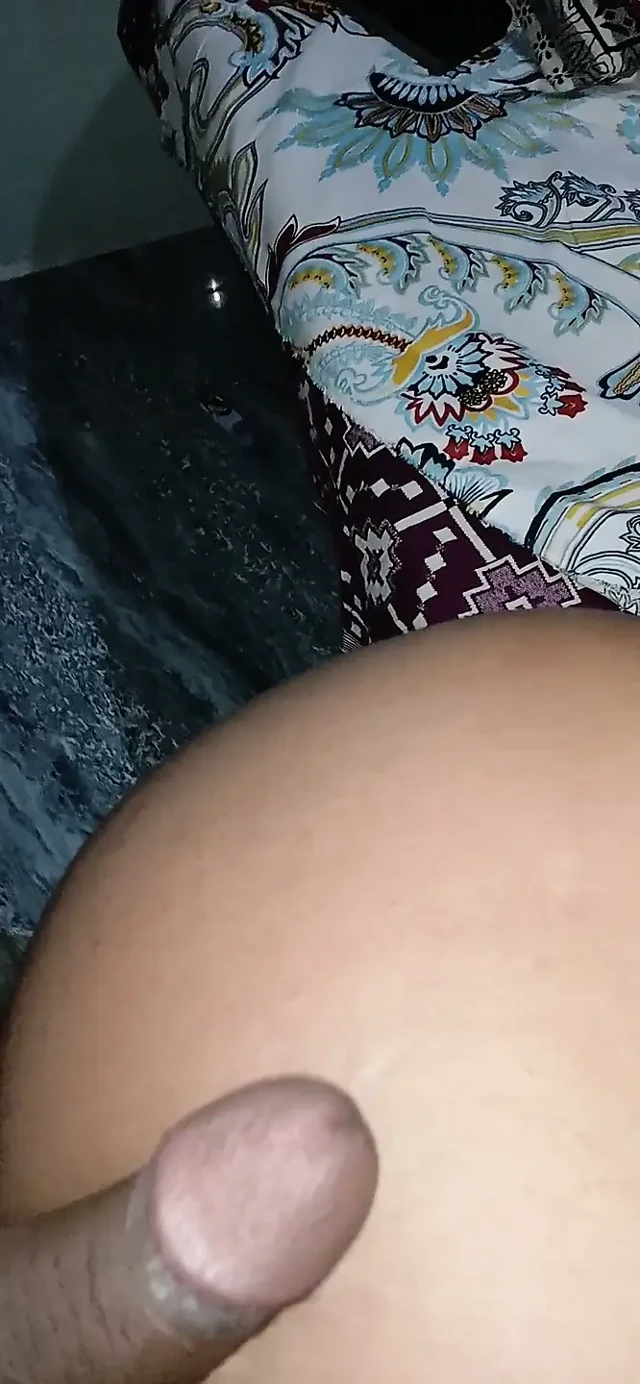 Kıçım büyük ve senin aletini tamamen yutacak