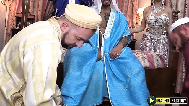 MachoFactory: группа возбужденных шлюшек лакомится тугими дырками и большими членами