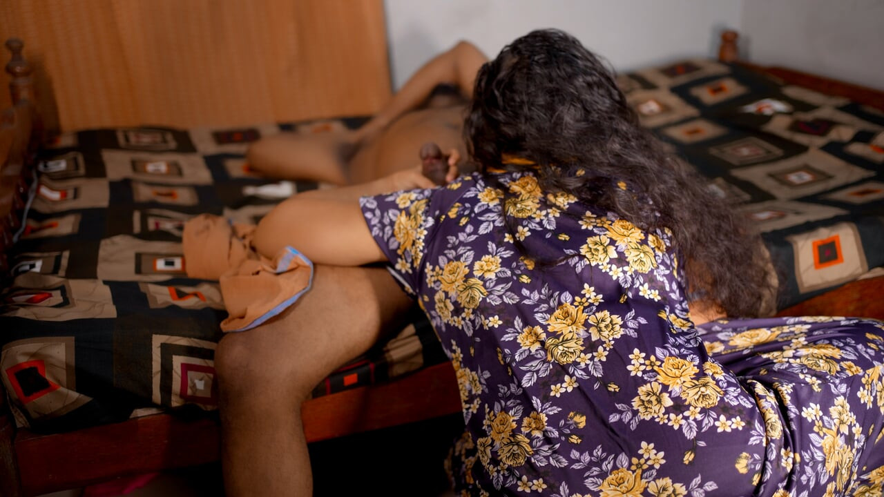 Mallu kızın erkek arkadaşıyla yatak odasında sikişme ev yapımı eğlencesi bölüm 02