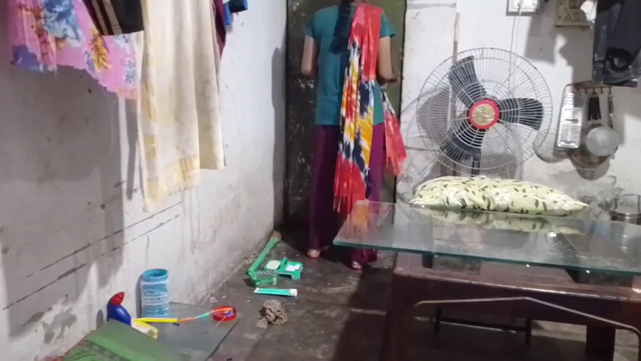 Girlfriend went to boyfriend's room and sucked the land and hit her ass at night, missionary position Hindi audio.