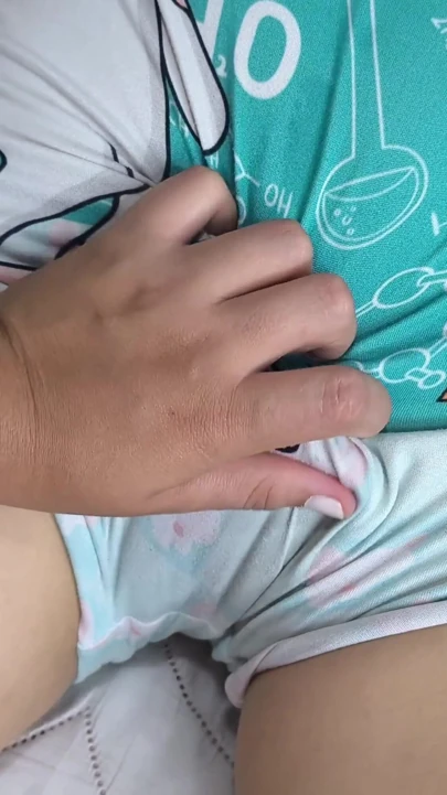 Pijama gecesi: Üvey kuzenimi bir kadının ona mastürbasyon yapmasına izin vermesine ikna ettim. | Klip 1