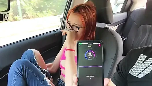 Kız arkadaşım arabamda amına mastürbasyon yapıyor.