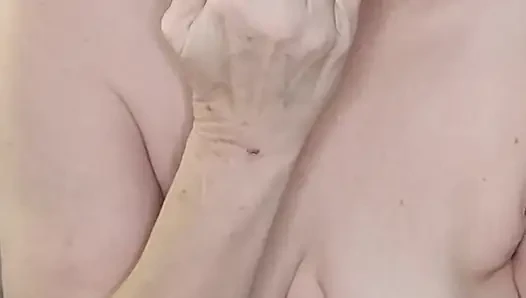 Ateşli orta yaşlı seksi iri güzel kadın yatağını yapıyor sonra mastürbasyon yapıyor ve iyi bir orgazm oluyor!