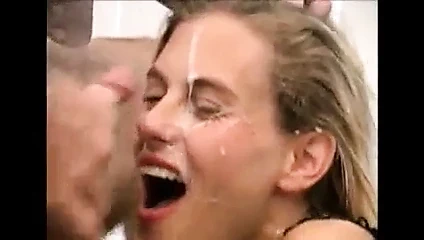 Sıcak sarışın istiyor için emmek çük