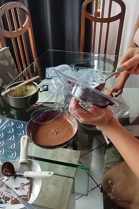 A Kel Abate E a Bruna Carlos Foram Fazer Ovos De Chocolate E Acabaram De Chupando