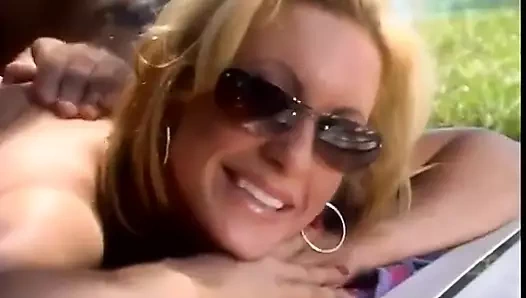 Koca sikli adam domaltarak sikişmeden önce ateşli sarışının amını emiyor