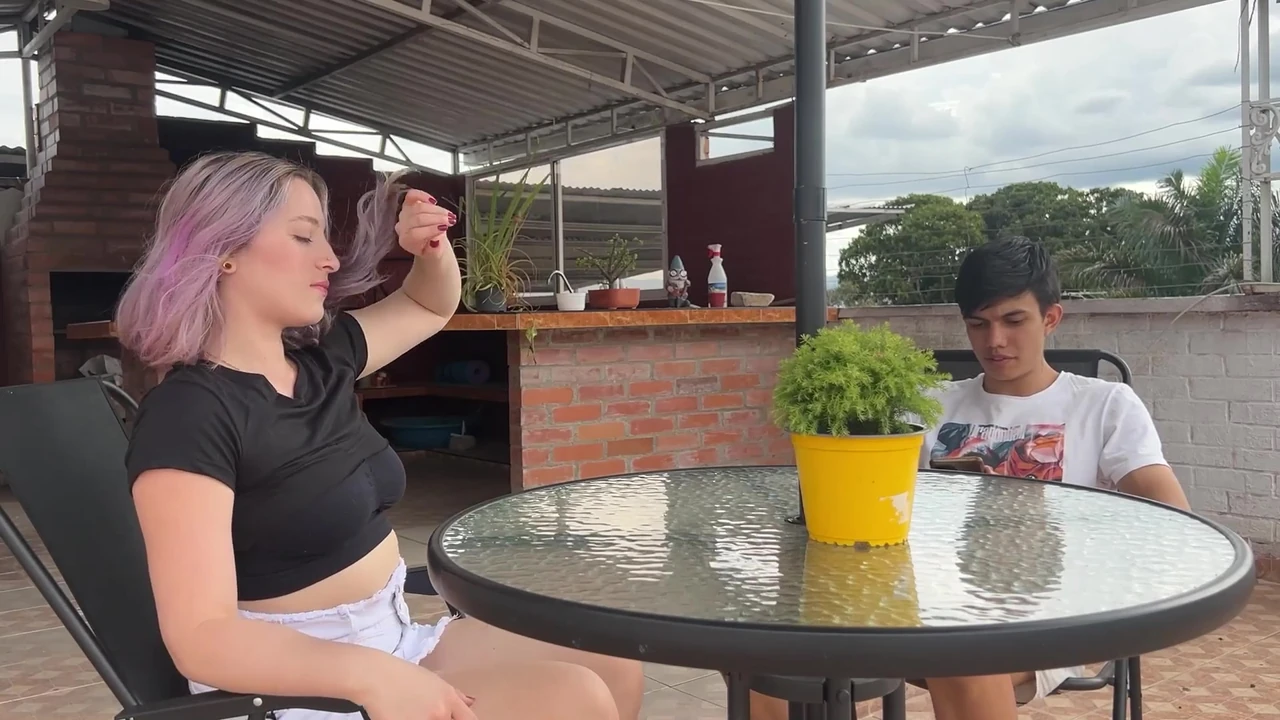 मैं अपने सौतेले भाई को चुंबन करना सिखाती हूं, लेकिन यह नियंत्रण से बाहर हो जाता है