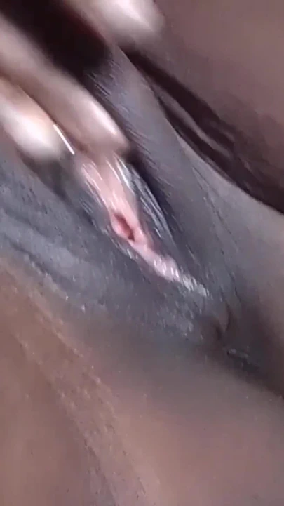 Açık havada işiyorum edepsiz konuşma traşlı siyah pembe amcığımı parmaklıyor