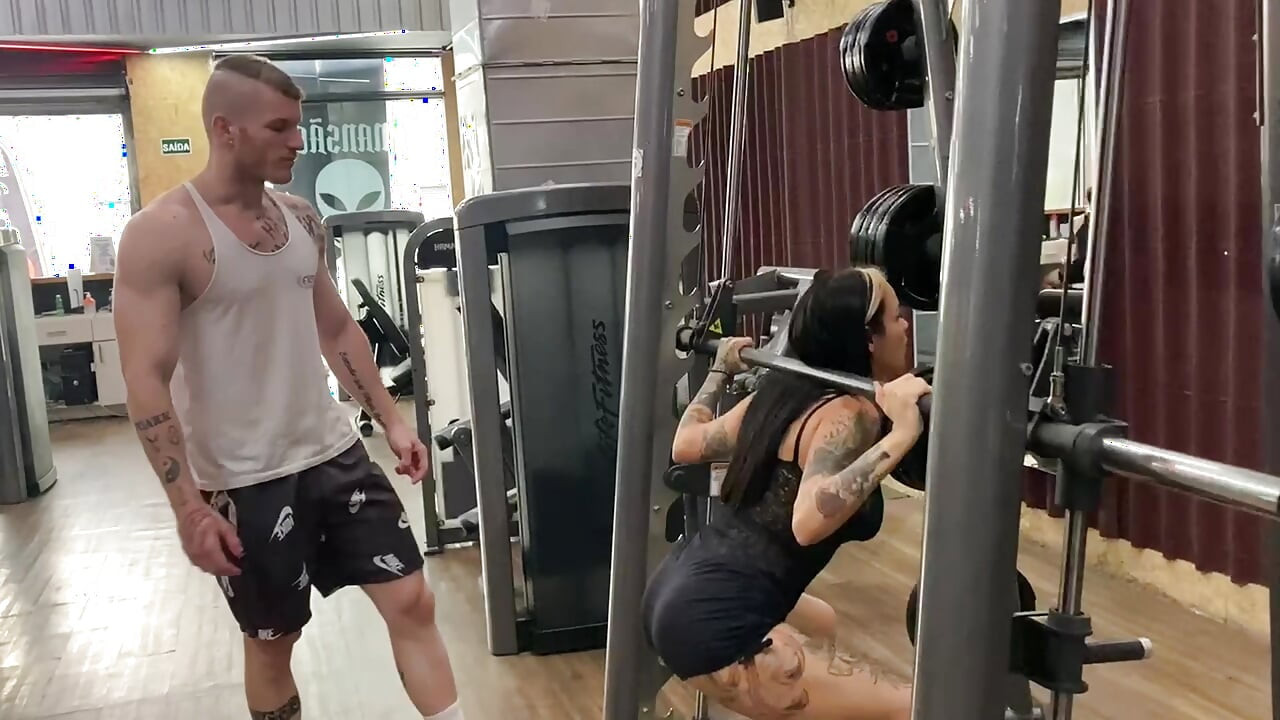 Spor salonundan ateşli dövmeli kızı siktim