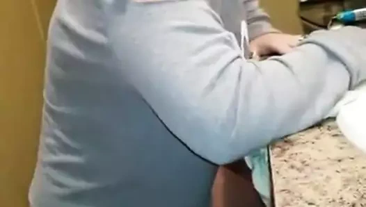 Bir bar taburesi üzerinde yapay penis ve hitachi vibratör sürmek