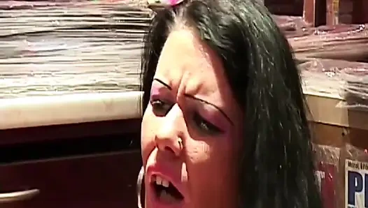 Kilolarsı şehvet sahnesi 02 seks dükkanında sikişiyor