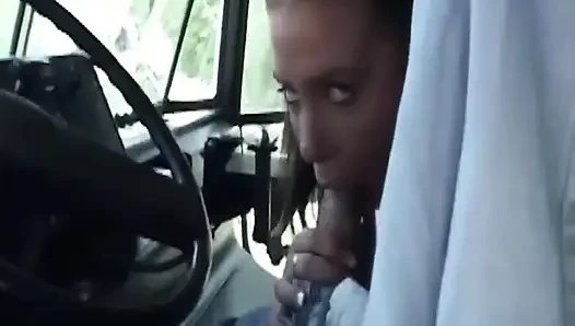 Olgun esmer vahşi yolculukta zonklayan yarakla genişliyor