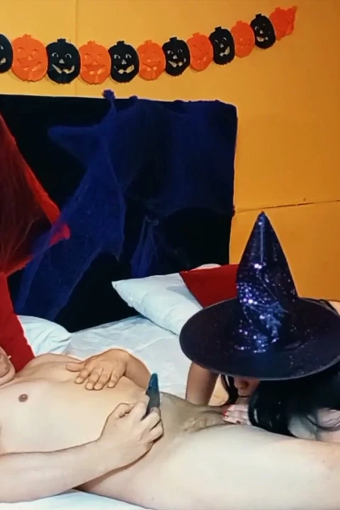 Cadılar bayramı fantezisi üvey annemi küçük bir cadı gibi giyinmiş siktim.