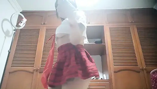 Kız arkadaşım bana göğüslerini gösteren ateşli bir video gönderiyor.