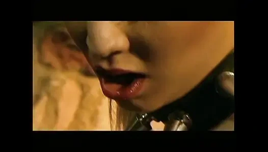 Lateks iç çamaşırlı seksi orta yaşlı seksi kadın ile klasik porno sikiliyor ve büyük yarakla ayaklarına boşalıyor