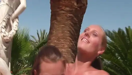 Sarışın ve esmer kızlar parmaklıyor ve havuz kenarında oyuncak tutkusu