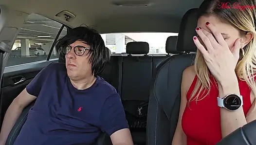 Hırçın üvey anne mezuniyet partisini mahvetmemek için küstah üvey oğlunun küstah taleplerine boyun eğiyor