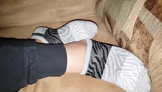 Ayaklarındaki Dacaptainandmimosa çoraplarda bile seksi