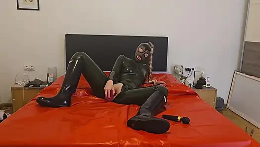 Lastik çizmeli lateks kız orgazm olana kadar dildo ve sihirli değnek ile mastürbasyon yapıyor! İnlemeyi seviyor!