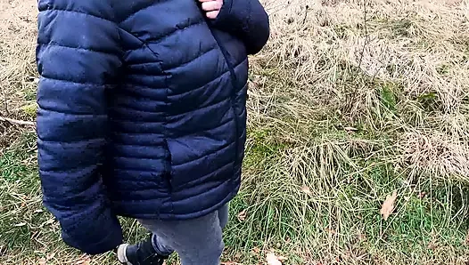 Av standında göğüslerini cezalandırıyor