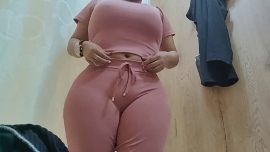 ALıŞVERIŞ MERKEZI SOYUNMA ODASıNDA KAMERALı KıZ