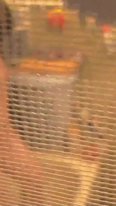 "Adam eve geldi ve banyoda banyo yapan, ıslak amcığını parmaklayan ve orgazm olan çıplak orta yaşlı seksi kadını gördü. Amcık"