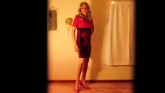 Külotunu gösteren crossdresser