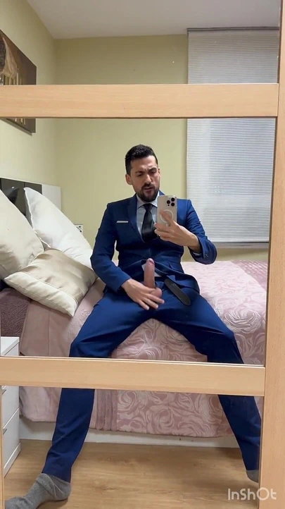 Ateşli takım elbiseli baba aynanın önünde mastürbasyon yapıyor