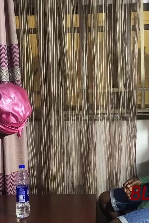En iyi arkadaşımla şişe çevirme düellosu yapıyorum