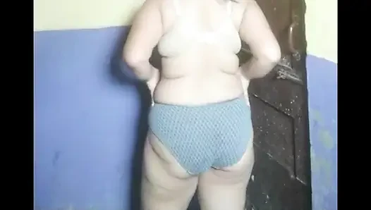 Yengenin ateşli seksi göğüslerini yıkarken ateşli seksi videosu