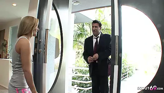 Seksi sarışın kolej kız baştan büyük arkadaş arasında üvey için sikme